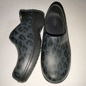 CROCS (Size 7) Black Animal Pattern Neria Pro II Slip Resistant Comfort Clogs